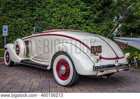 Highlands, Nc - June 10, 2022: Low Perspective Rear Corner View Of A 1936 Auburn 852 2 Door Cabriole