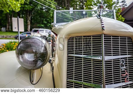 Highlands, Nc - June 10, 2022: Close Up Detail View Of A 1936 Auburn 852 2 Door Cabriolet Headlight 