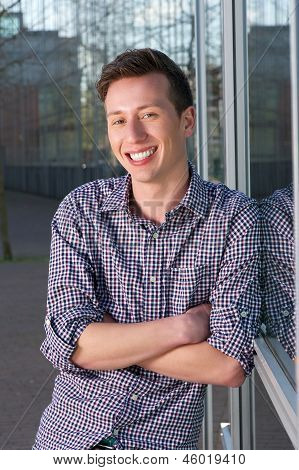 Bel giovane uomo sorridente adatto
