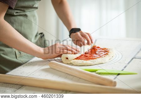 The Chef Is Coocing A Sweet Roll With Berry Jam On A Silicone Baking Mat