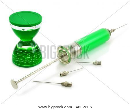 flüssige Sanduhr, Spritzen und Nadeln
