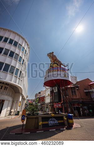 Malacca, Malaysia - August 10, 2022: Roundabout At The Entrance To The Jonker Street Or Jonker Walk.