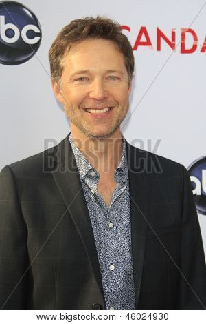 LOS ANGELES - 16 de maio: George Newbern chega em 