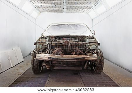Chamder pittura in una carrozzeria