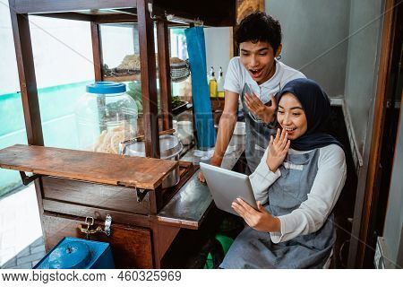 A Couple Of Sellers Were Surprised When Using Tablet Digital