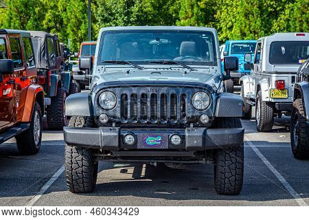 Pigeon Forge, Tn - August 25, 2017: Modified Jeep Wrangler Sport Unlimited Jk Willys Wheeler Hardtop