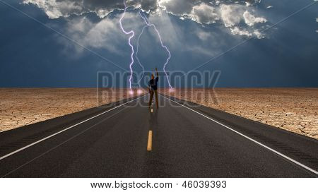 Man op weg confronteert storm