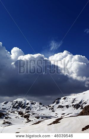 Snowy gór i błękitne niebo
