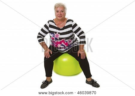 Kvindelige Senior sidder på Swiss Ball