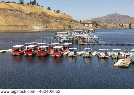 Three Rivers, Usa - May 21, 2022: House Boats At The Pier In Lake Kaweah Are For Rent For Tourists.