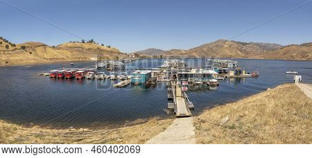 Three Rivers, Usa - May 21, 2022: House Boats At The Pier In Lake Kaweah Are For Rent For Tourists.
