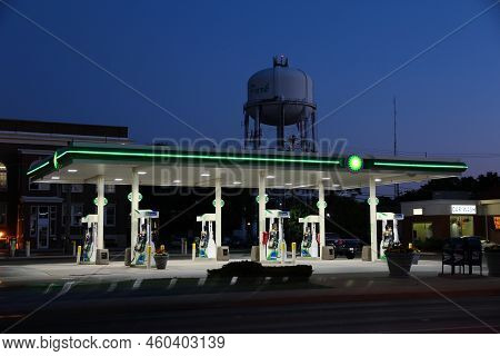 Villa Park, Usa - June 27, 2013: Evening View Of Bp Gas Station In Villa Park, Il. Bp Had 31.3 Billi