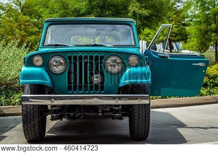 Pigeon Forge, Tn - August 25, 2017: Low Perspective Front View Of A Kaiser Jeep Jeepster Commando St
