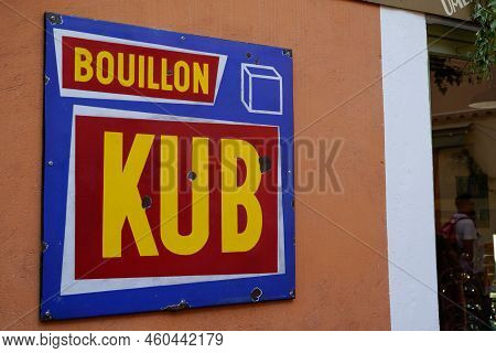 Bordeaux , Aquitaine  France - 08 22 2022 : Bouillon Kub Logo Brand And Text Sign On Store Wall Groc
