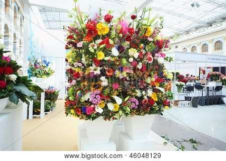 Moskva - 4. září: Dvě velké kytice v XIX mezinárodní Flower Show v Gostinnyj dvor, na září