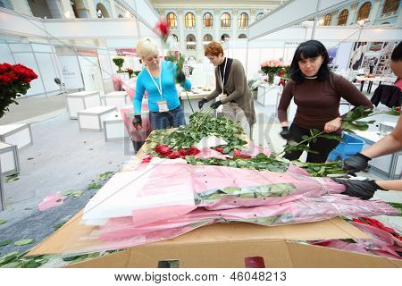 Moskva - 4. září: Ženy aby kytice XIX mezinárodní Flower Show v Gostinnyj dvor, na sobě