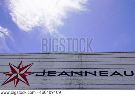 Bordeaux , Aquitaine  France - 08 20 2022 : Jeanneau Boat Sign Brand And Text Logo Luxury Yachts Shi