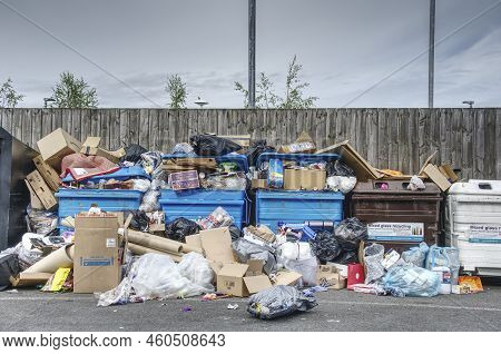 Glasgow, Scotland, Uk, August 28th 2022, Rubbish And Waste Increasing, Uncollected Due To Workers St