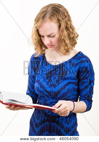 İnce sarışın kadın beyaz bir arka plan üzerine bir kitap okuma