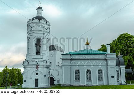 Khram-zvonnitsa Georgiya Pobedonostsa And St. George The Victorious Church In Kolomenskoye