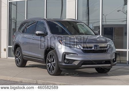 Kokomo - Circa August 2022: Honda Pilot Display At A Dealership. Honda Offers The Pilot In Sport, Ex