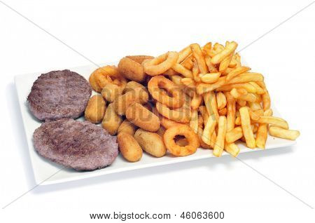 Nærbillede af en spansk combo fad med burgere, croquettes, calamares og pommes frites