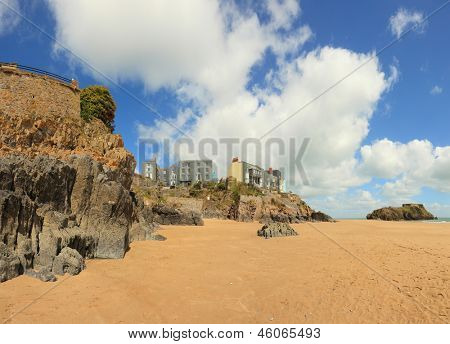 วิวมุมกว้างของชายหาดที่ Tenby เวลส์ตะวันตก กับเกาะเซนต์แคทเธอรีนถนนสุขุมวิท