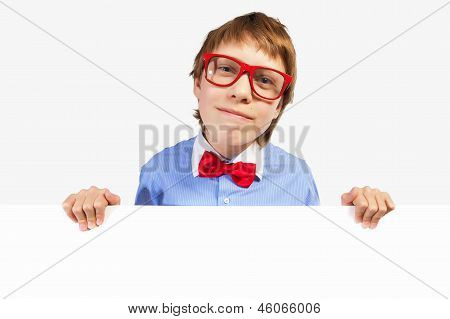 Schule Junge im roten Brille holding White quadratisch