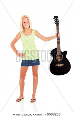 fröhlich Pre Teen Mädchen mit ihrer Gitarre auf weißem Hintergrund