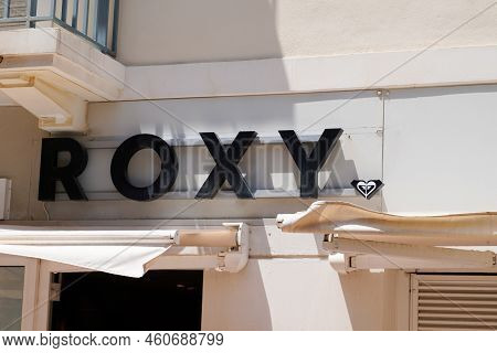 Bordeaux , Aquitaine  France - 08 29 2022 : Roxy Logo Sign And Brand Text On Store Facade Clothing S