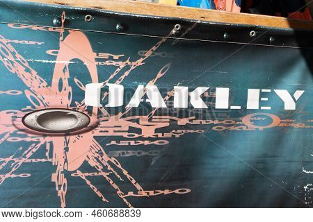 Bordeaux , Aquitaine  France - 08 29 2022 : Oakley Logo Sign And Surf Board Brand Text On Store Faca