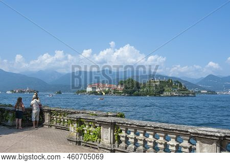 Stresa, Italy - August 15, 2018: Promenade In Stresa On Lake Maggiore, With Isola Bella In The Backg