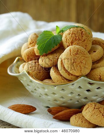 słodkie ciasteczka migdałowe ciasteczka (amaretti) na stole