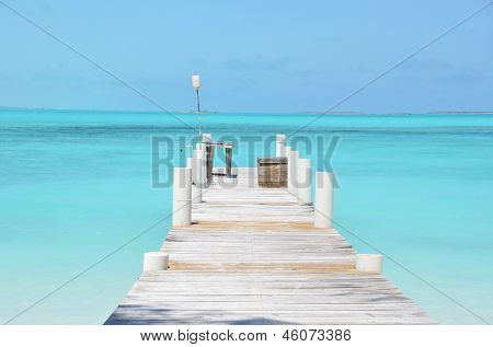 Dřevěné molo. Exuma, Bahamy