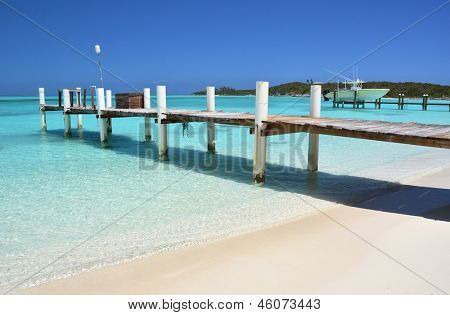 Dřevěné molo. Exuma, Bahamy