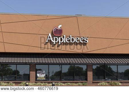 Greenwood - Circa August 2022: Applebee's Neighborhood Grill And Bar Casual Restaurant. Applebee's I