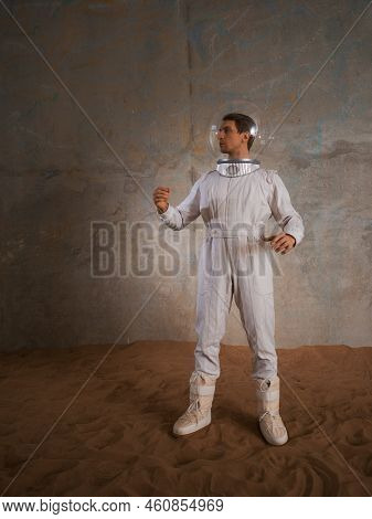 An Astronaut On A Desert Planet Alone, An Explorer On A Distant Planet, Other Worlds And Civilizatio