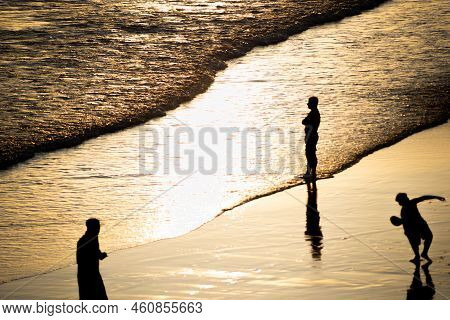 People Walking E Se Divertindo On The Sand Of Beach In The Late Afternoon.