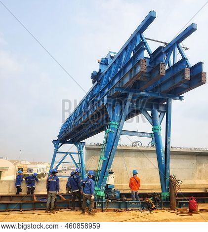 Jakarta, Indonesia On August 2022. A Team Is Preparing To Launch A Precast Girder On A Trolley As On