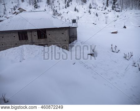 Beautiful Snow Mountains Scene At Himachal Pradesh Solang Valley Manali, Near Rohtang Pass, India.