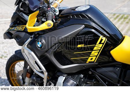 Bordeaux , Aquitaine  France - 08 31 2022 : Bmw Motorrad Motorcycle Logo Sign And Brand Text On 1250