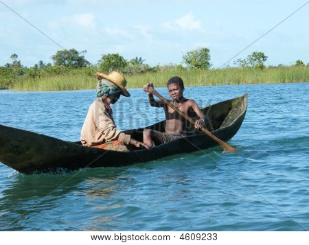 Nativo Malagasy incrocio fiume in canoa