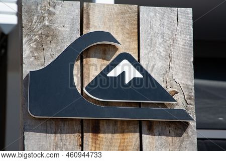 Bordeaux , Aquitaine  France - 08 29 2022 : Quiksilver Logo Sign And Brand Text On Wall Store Facade