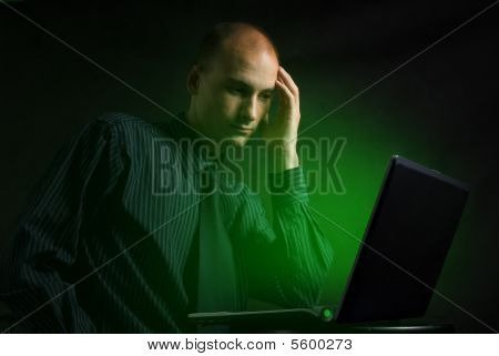 Uomo d'affari di lavoro sul Computer a tarda notte