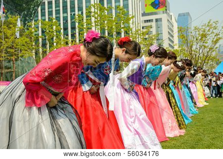 Korean models taking a bow