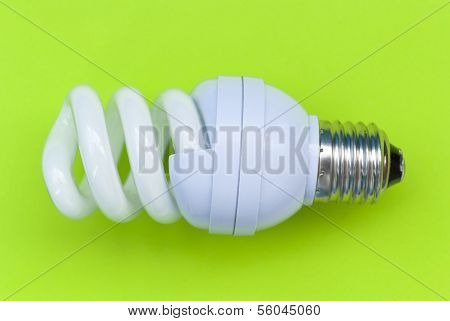 Energiesparlampe auf grÃ¼nem Hintergrund