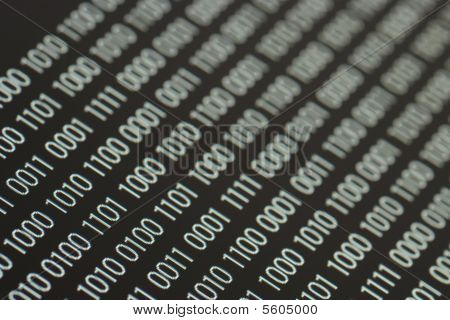 Detailní záběr na modrém pozadí binárního kódu