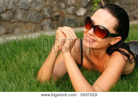 Cute Girl liggende i græsset