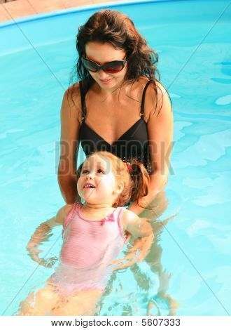 Mor og datter i swimmingpoolen