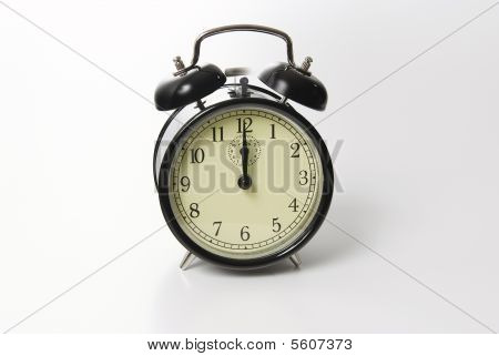 Staré módy budík zvoní ve dvanáct hodin